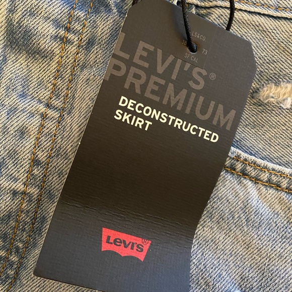 Levi’s deconstructed denim mini skirt NWT 30 - Picture 3 of 9